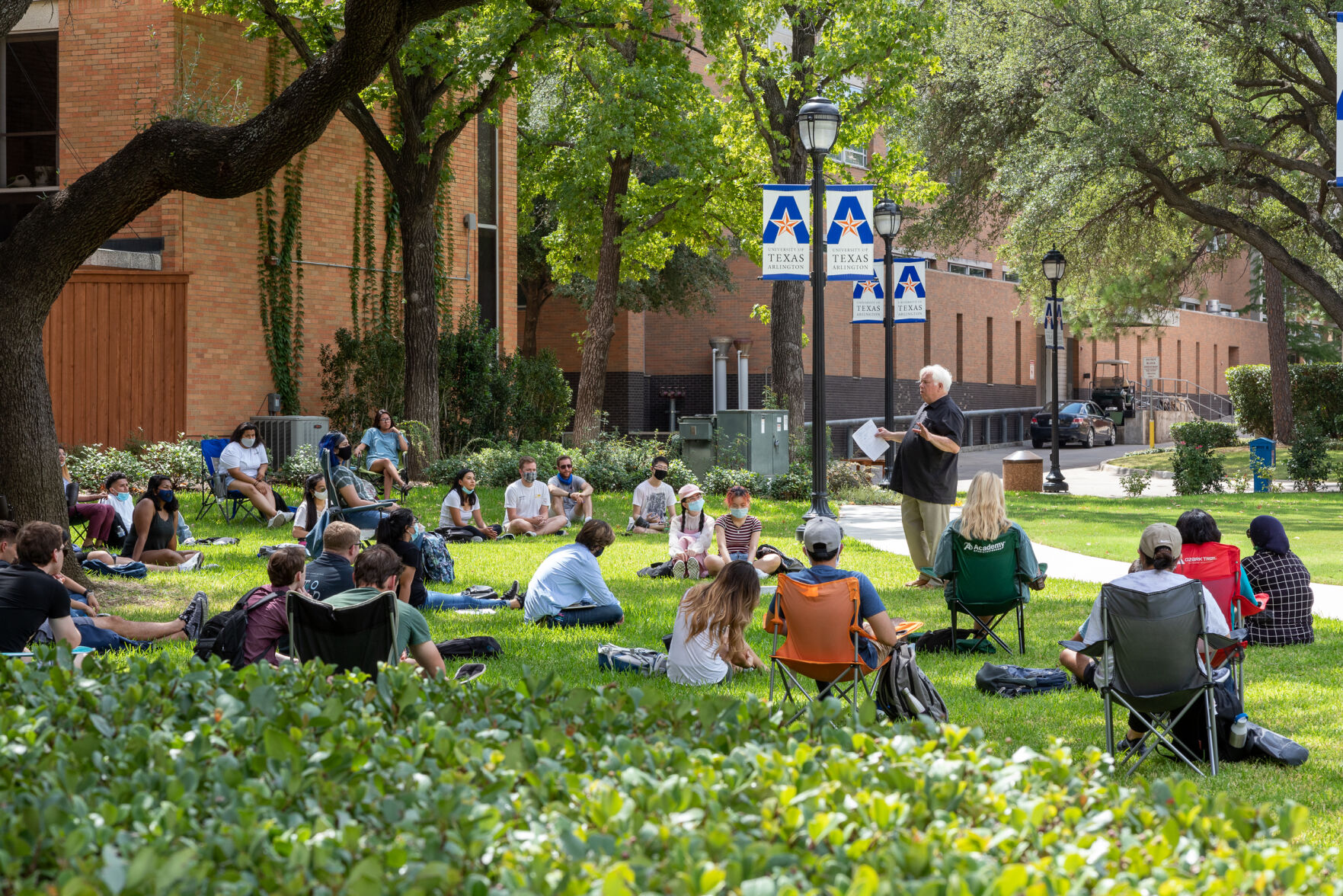 Photos: Professor starts hybrid online/in-person course by holding class in Brazos Park